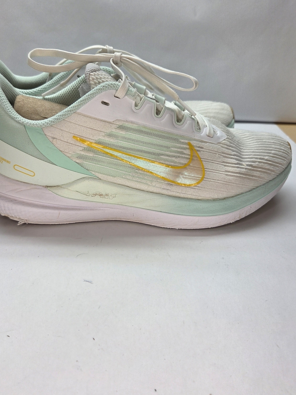 Nike Womens Air Winflo 9 Size 9.5 White/ Green Running Shoes Sneakers